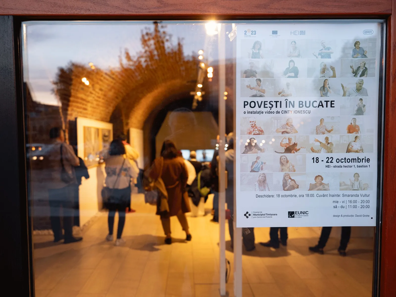 În fotografie: afișul Povești în bucate - o video-instalație realizată de Cinty Ionescu cu poveștile a 30 de persoane intervievate despre obiceiurile culinare din mediul lor social și familial, găzduit între 18-22 octombrie la HEI, fotografie © Sorana Bordas, arhivă HEI