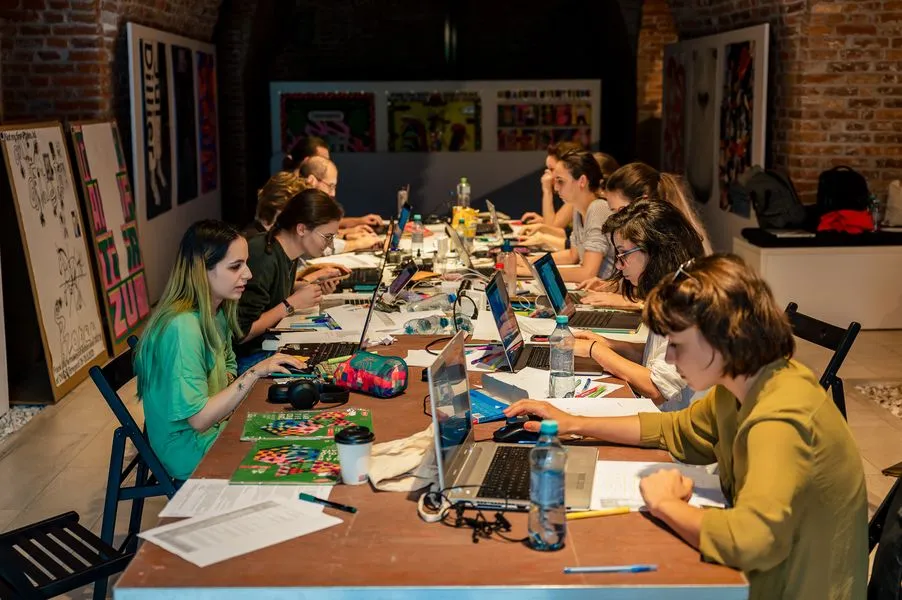 În fotografie: HEI, septembrie 2023, participanți la Enrico Bravi workshop, eveniment parte din proiectul 100 beste Plakate 21 - TM, 100 beste Plakate, în colaborare cu Goethe-Institut București, Centrul Cultural German Timișoara, forumul cultural austriac și Typopassage ™, fotografie © Sorana Bordas, arhiva HEI