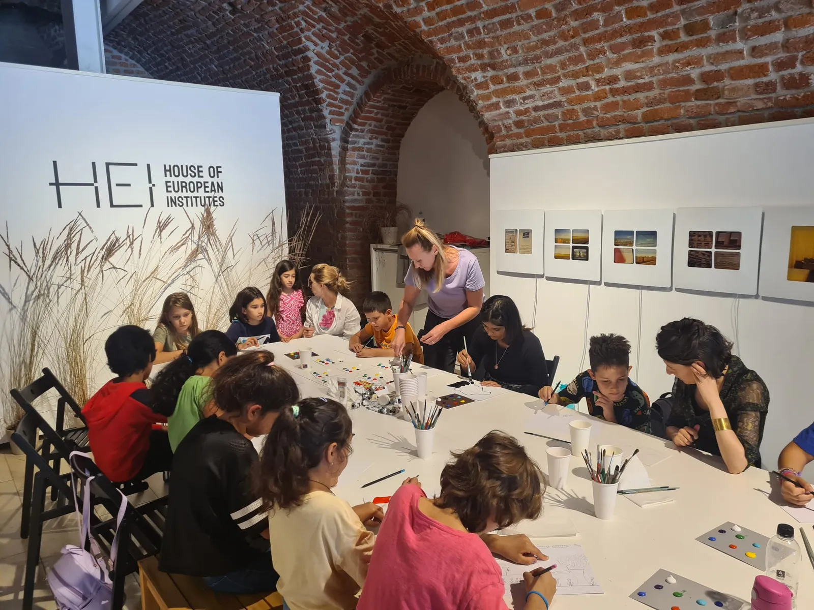 În fotografie: HEI, 10 august, atelier de pictură pentru copii, fotografie © Sorana Bordas, arhivă HEI