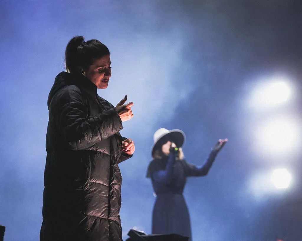 Lavinia Chițu, interpretând în limba semnelor române unul dintre concertele din cadrul „Timișoara 2023 la nesfârșit”. Foto: Ovidiu Ronin. Sursa: https://www.facebook.com/centruldeproiectetimisoara