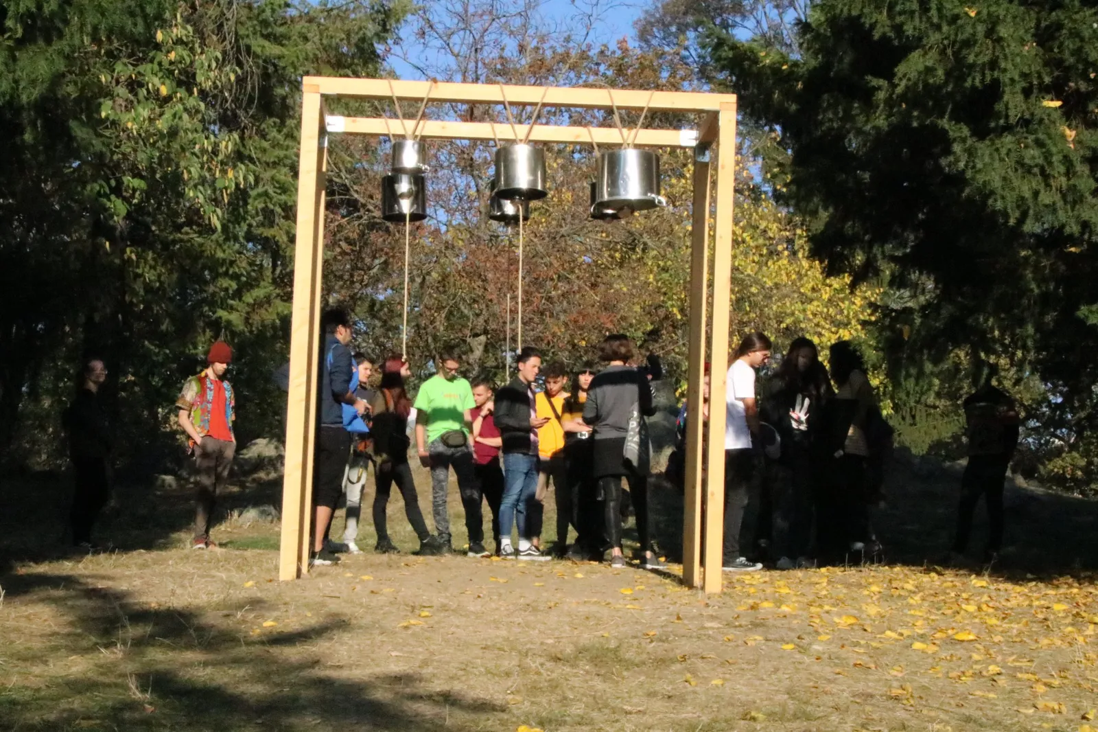 Q.E.F., Monotremu, instalaţie în Parcul Botanic, Bienala Art Encounters Timișoara, 2019, curatoare: Maria Lind & Anca Rujoiu - tur ghidat cu elevii cursului opțional de Artă Contemporană de la Liceul Vocațional de Artă Tg. Mureș