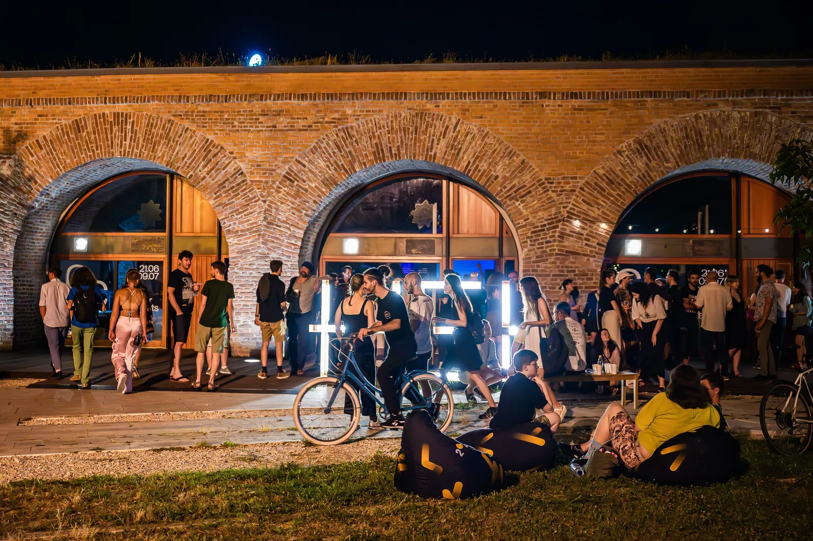 În fotografie: seară de vară de august la HEI, fotografie © Sorana Bordas, arhiva HEI