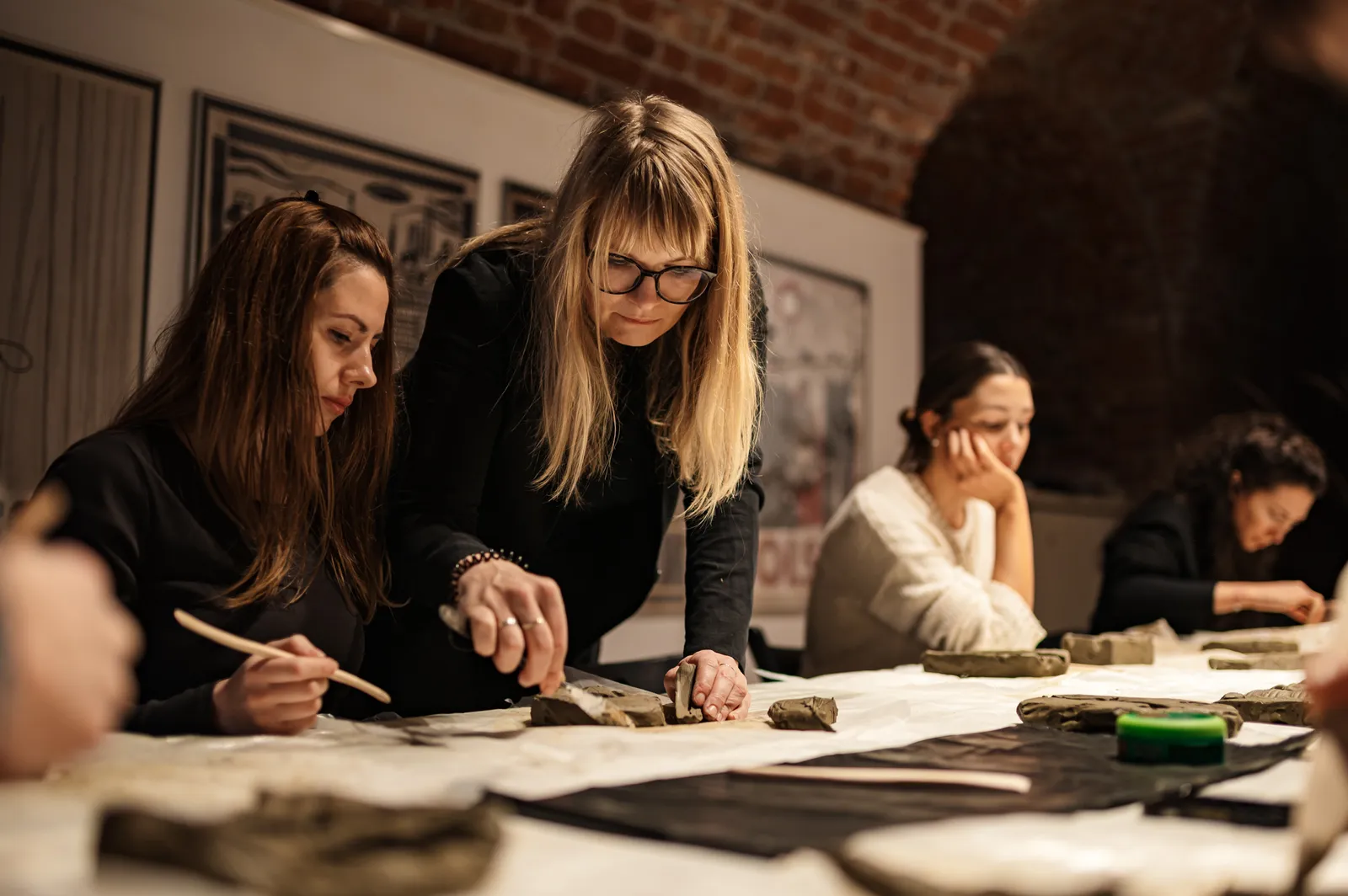 În fotografie: Kristin Wenzel și participanții la workshopul (𝙍𝙚)𝘾𝙤𝙡𝙡𝙚𝙘𝙩𝙞𝙣𝙜 𝘼𝙧𝙘𝙝𝙞𝙩𝙚𝙘𝙩𝙪𝙧𝙚, fotografie © Sorana Bordas, arhiva HEI